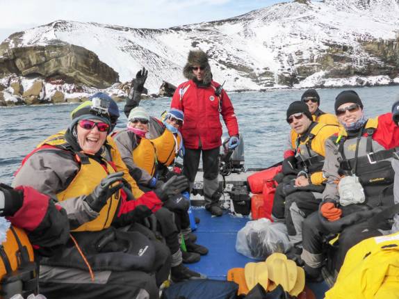 Alegria do grupo rumo ao primeiro caiaque na Antártida! (em Deception Island)